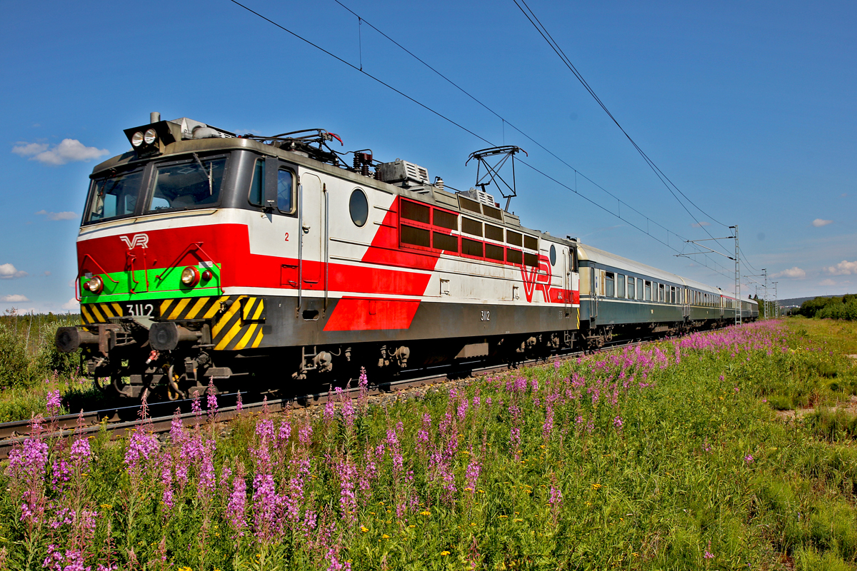 Siberian Susi  Lok der Vr Baureihe Sr1 3112 hat den Pikajuna P 408 (Schnellzug) am Haken der nach Helsinki fährt,hyvää matka!!Bild vom 21.7.2014 in der Nähe von Rovaniemi/Soumeen Lappi