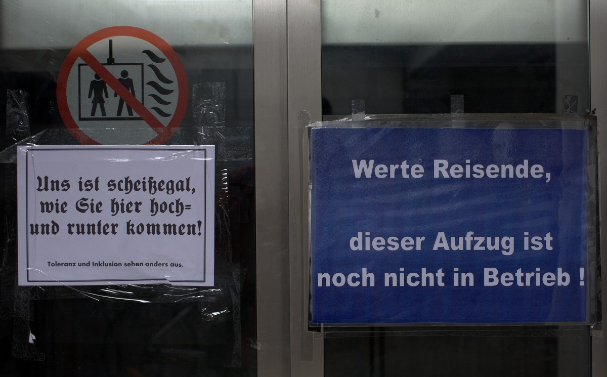 Sicher ist es nützlich, darauf hinzuweisen, dass der Aufzug noch nicht in Betrieb ist, man kann aber auch den Ärger verstehen, dass  dies nun schon seit 4 Monaten so ist.  Radebeul Kötzschenbroda 13.04.2014  12:36 Uhr.