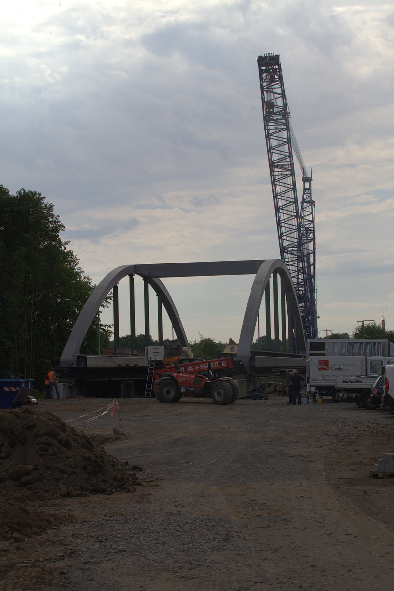 Sicher wird die neue Brücke über die Spree in den nächsten Stunden/Tagen durch den Kran in positioniert. Leider konnte der Fotograf nicht warten.Uhyst Spree. Strecke
Weglinec (Kohlfurt) - Horka - Hoyerswerda. 30.05.2017 15:42 Uhr.