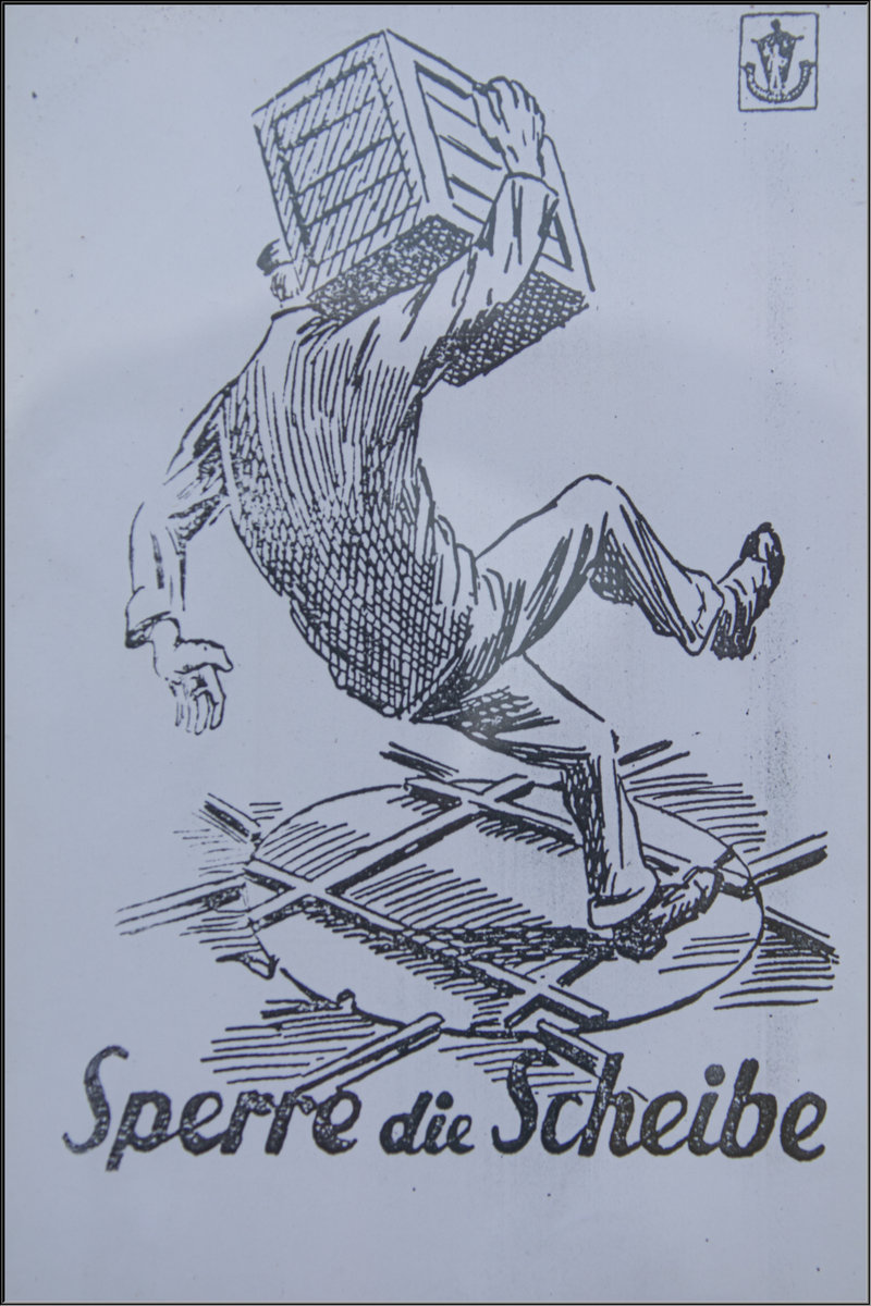 Sicherheit geht vor ,...
Eine Geschichte die sich durch Jahrzehnte zieht . 
Immer wieder Nett zu entdecken sind die kleinen Bildchen die für einen Sicheren Arbeitsplatz werben. 
Hier in Stainz entdeckte ich dieses  Feldbahnbild  6.07.2019