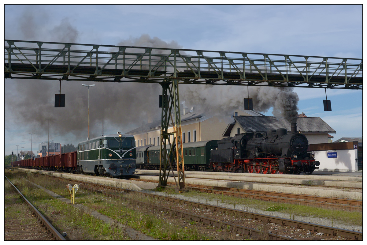 Sicherlich ein Highlight dieser Veranstaltung war die Doppelausfahrt aus Ried im Innkreis am 20.10.2019. 657.2770 mit ihrem Personenzug SR 17470 über Neumarkt-Kallham nach Timelkam und 2050.05 mit dem SLGAG 93888 über Hausruck nach Timelkam bei der Parallelausfahrt aus Ried. Der bereits gesperrte Steg über den Bahnhof Ried i.I. fiel am nächsten Tag dem Schneidbrenner zum Opfer. Unter dem Beisein des Betriebsmanagers der ÖBB durften die Fotografen an dieser Stelle zwecks Aufnahmen die Geleise des Bahnhofes Ried i.I. betreten.