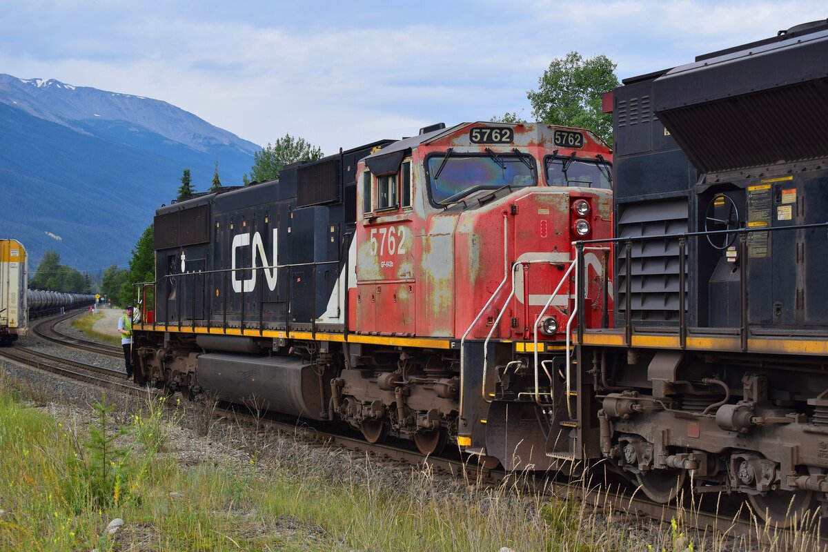 Sichtlich mitgenommen schaut die EMD SD75I 5762 aus. Sie war als zweite Lok am Zug. Hinter ihr wird gleich noch die Lok 3237 gehangen. 

Jasper 19.08.2022