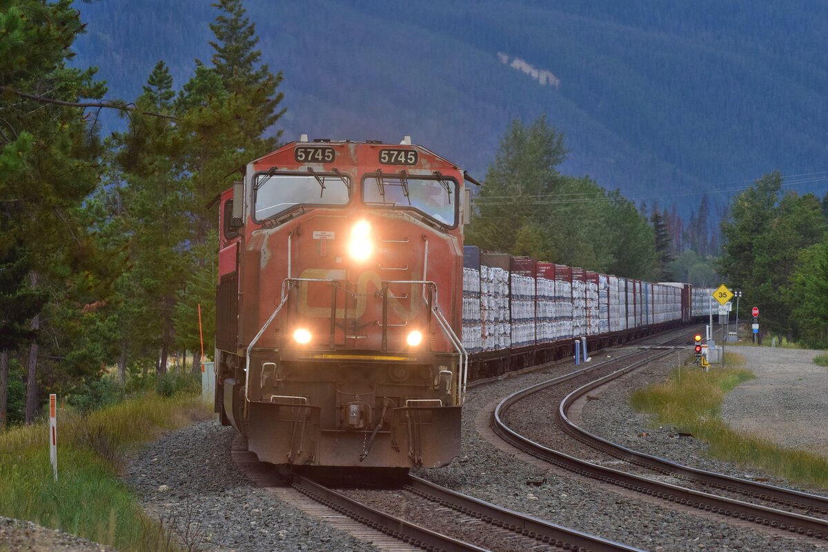 Sichtlich mitgenommen wirkt der Lack von 5745 bei der Einfahrt in Jasper.

Jasper 19.08.2022