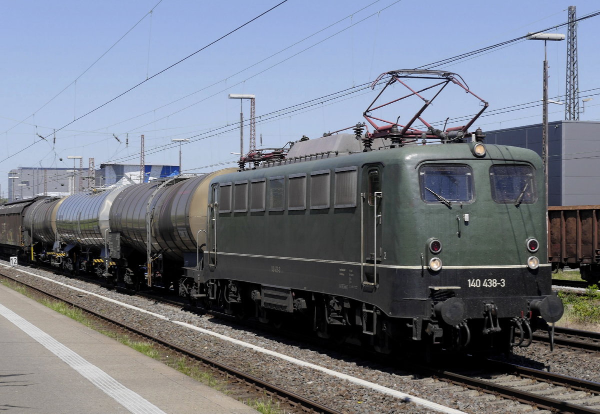 Sichtungs-Schnappschuss der 140 438-3 (D-BYB) mit dem Henkelzug bei Hilden, 8.5.18.
