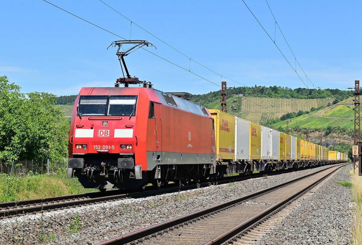Sie ist die Christel von der Post, 152 091-5 ist mit einem DHL Kastelzug in Himmelstadt vor mein Objektiv geraten am Dienstag den 28.6.2022