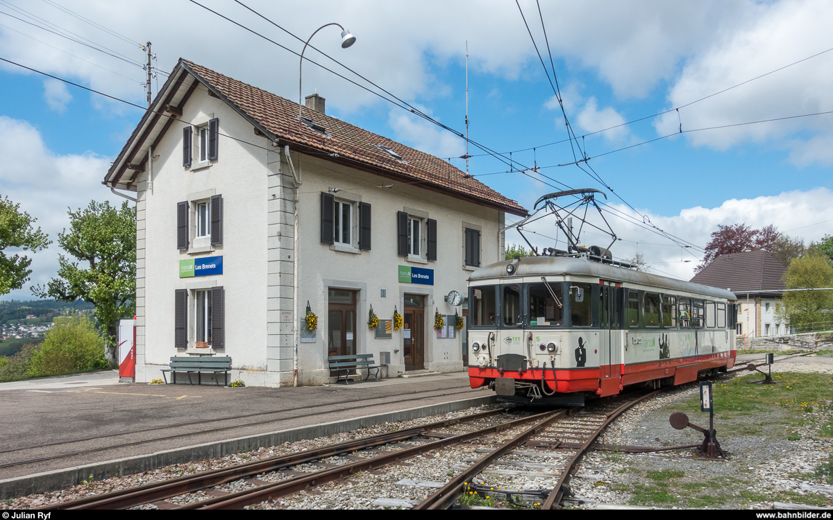 Sie fährt wieder! Nach einem halbjährigen Unterbruch mit Busersatz und einem Achstausch konnte der Bahnbetrieb auf der Linie Le Locle - Les Brenets am 16. April 2018 wieder aufgenommen werden. <br>
TransN/CMN/RdB BDe 4/4 5 wartet am 1. Mai 2018 in Les Brenets auf die nächste Fahrt nach Le Locle.