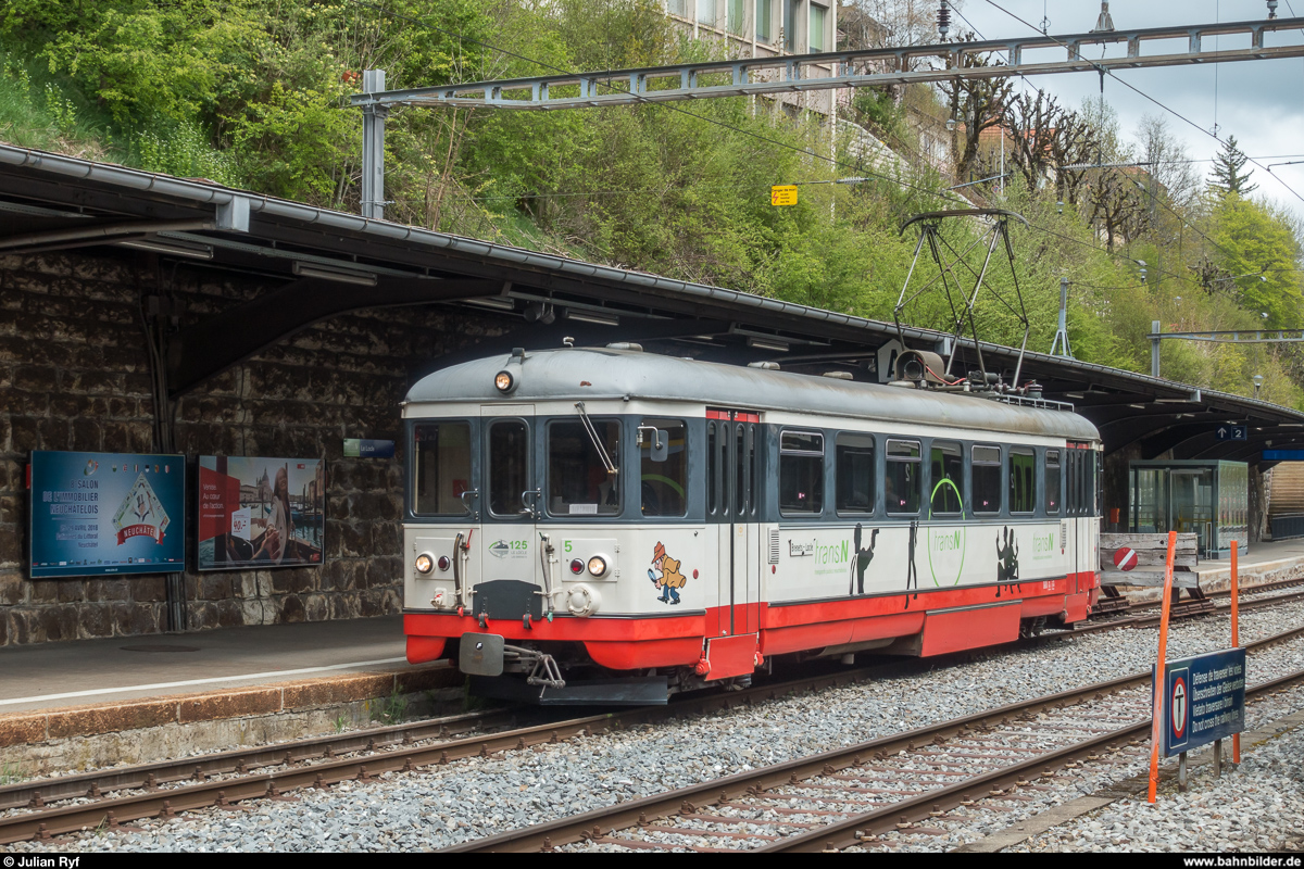 Sie fährt wieder! Nach einem halbjährigen Unterbruch mit Busersatz und einem Achstausch konnte der Bahnbetrieb auf der Linie Le Locle - Les Brenets am 16. April 2018 wieder aufgenommen werden. <br>
TransN/CMN/RdB BDe 4/4 5 wartet am 1. Mai 2018 in Le Locle auf die Rückfahrt nach Les Brenets.
