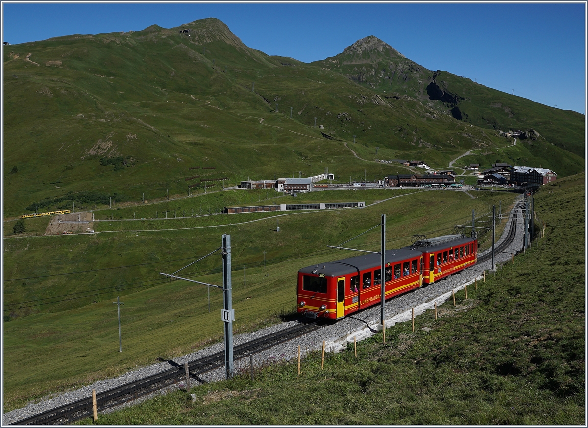 Sie prägten Jahre lang das Bild der JB: die BDhe 2/4 Triebwagen mit ihren dazugehörigen Steuerwagen. Nun aber scheint die Zeit gekommen, da sie von neuen Zügen abgelöst werden.
Oberhalb der Kleinen Scheidegg, am 8. August 2016