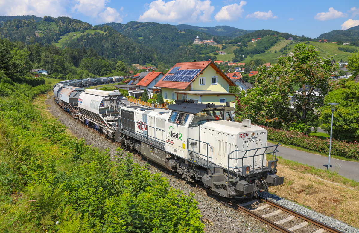 Sie werden immer seltener ,... 
Die schweren Ganzgüterzüge am Wieser Ast der Graz Köflacher Eisenbahn.
Am gestrigen 21.06.2018 dem Sonnwendtag donnern die beiden Schwestern DH 1700.1 und hier im Bild DH1700.2 den Berg hinauf zu Baustelle des Koralmtunnels. 
