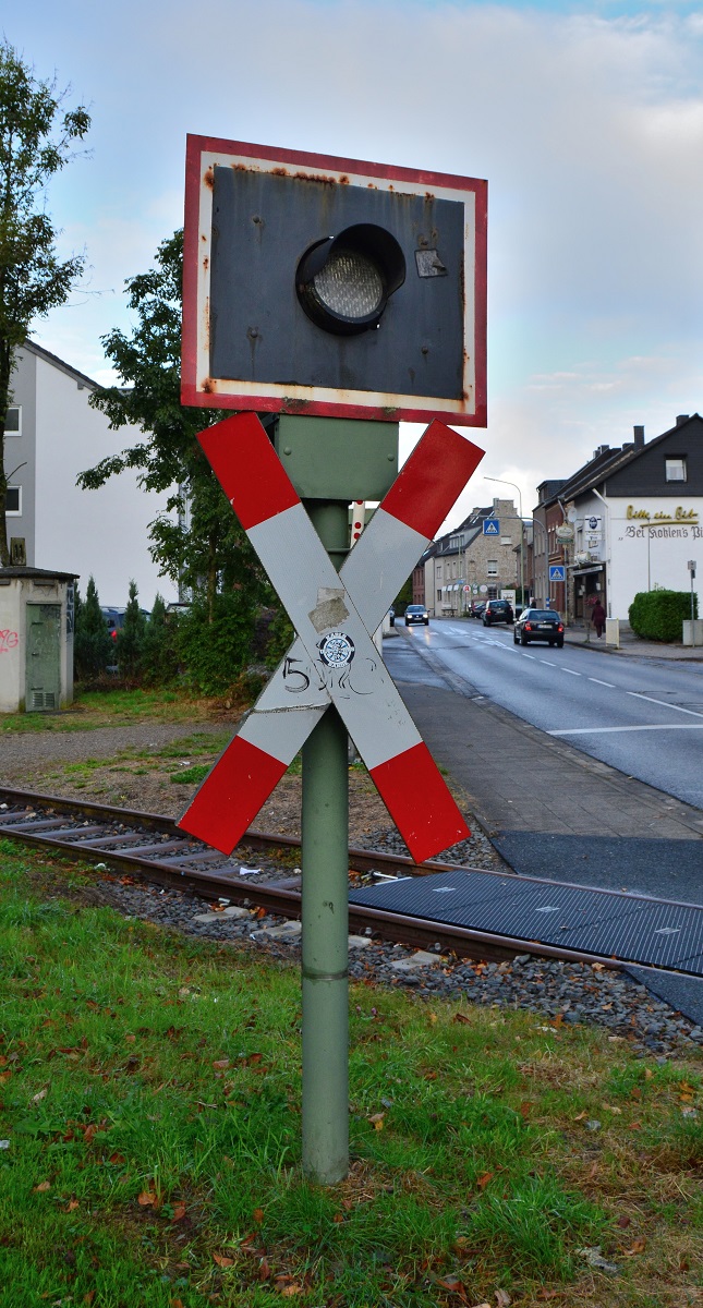 Sie werden immer seltener ob mit oder ohne Klingel, die klassischen Blinkanlagen.
Hier in Breinig an der Bahnstrecke Stolberg - Walheim findet man sie noch öfters.

Breinig 08.10.2016