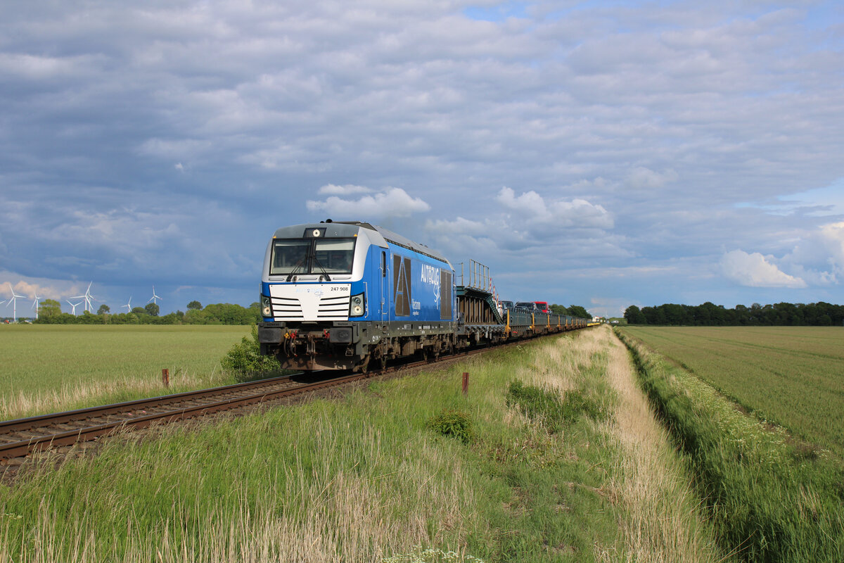 SIEAG 247 908  Debbie  ist am 31.05.2022 für RDC Autozug mit einem blauen Autozug von Niebüll nach Westerland(Sylt) unterwegs und passiert hier gerade das Einfahrvorsignal von Lehnshallig.