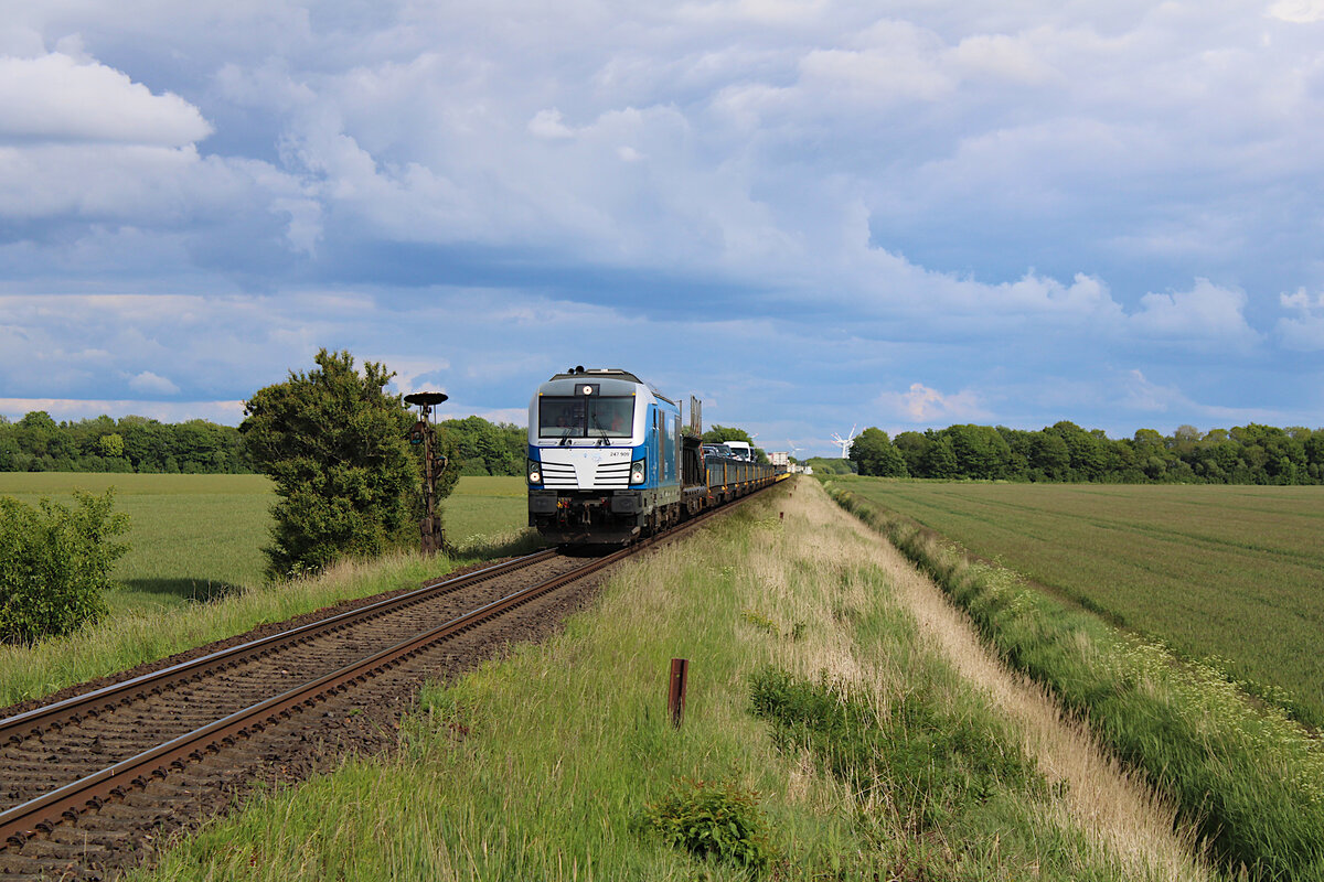 SIEAG 247 909  Anne  passiert mit einem  blauen Autozug  im Dienste der RDC Autozug GmbH das Einfahrvorsignals des Betriebsbahnhofs Lehnshallig zur Fahrt nach Westerland(Sylt). (31.05.2022)