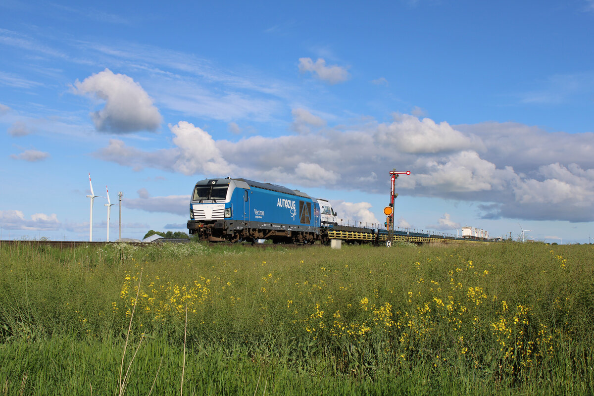 SIEAG 247 909  Anne  verlässt mit einem  blauen Autozug  im Dienste der RDC Autozug GmbH den Bahnhof Lehnshallig zur Fahrt nach Niebüll. (31.05.2022)