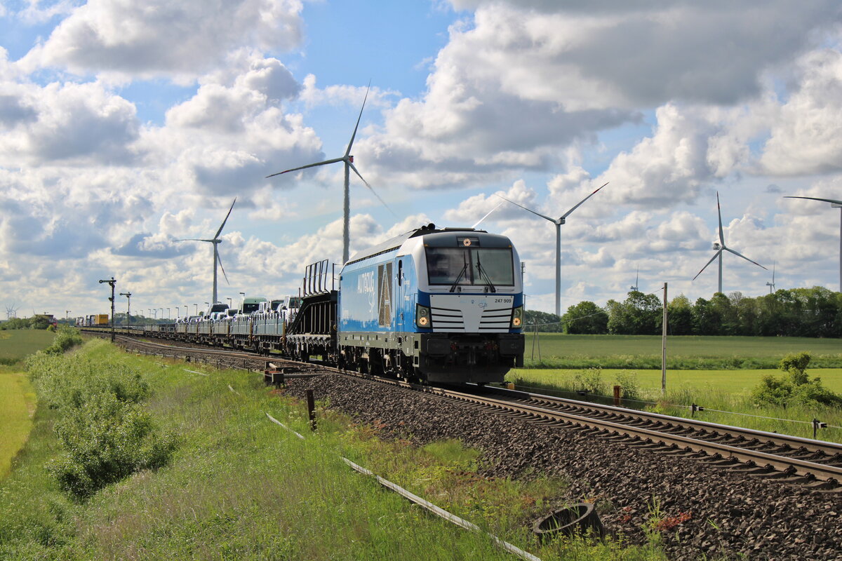 SIEAG 247 909  Anne  verlässt mit einem  blauen Autozug  im Dienste der RDC Autozug GmbH den Bahnhof Lehnshallig zur Fahrt nach Westerland(Sylt). (31.05.2022)