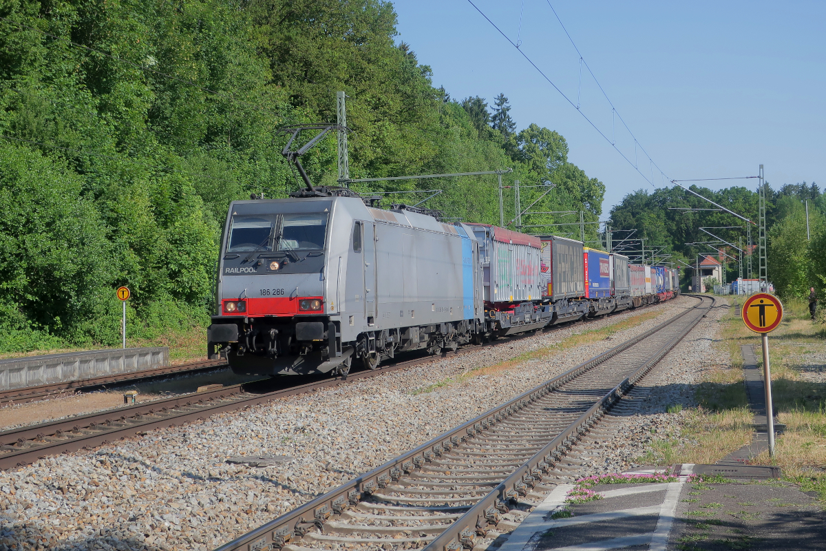 Sieben Fotografen (davon 4 auf dem Bild) warteten auf Railpools 186 286, als sie Aßling Richtung Rosenheim durchfährt.
Aßling in Oberbayern, 14.6.2023