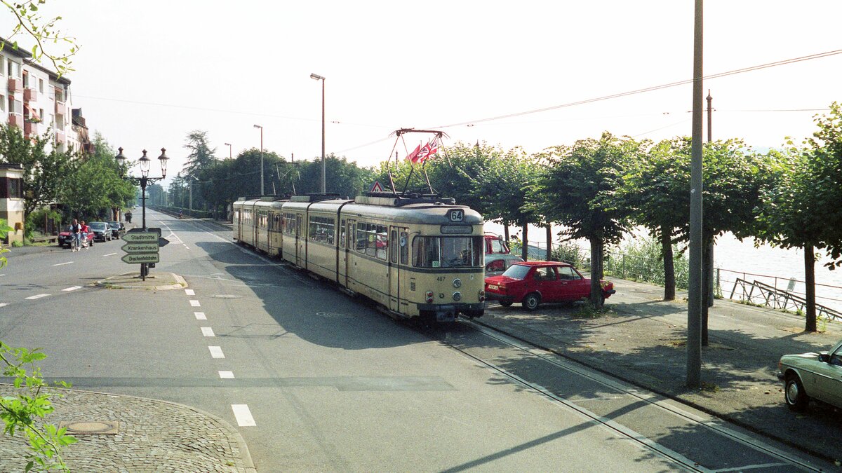 Siebengebirgsbahn__GT8-Zug mit führendem Tw 407 [DUEWAG 1960; 1995 >Sofia], seit diesem Jahr als Linie 64 (zuvor'H'), von Bad Honnef kommend an der Rhein-Promenade in Königswinter.__26-09-1987 