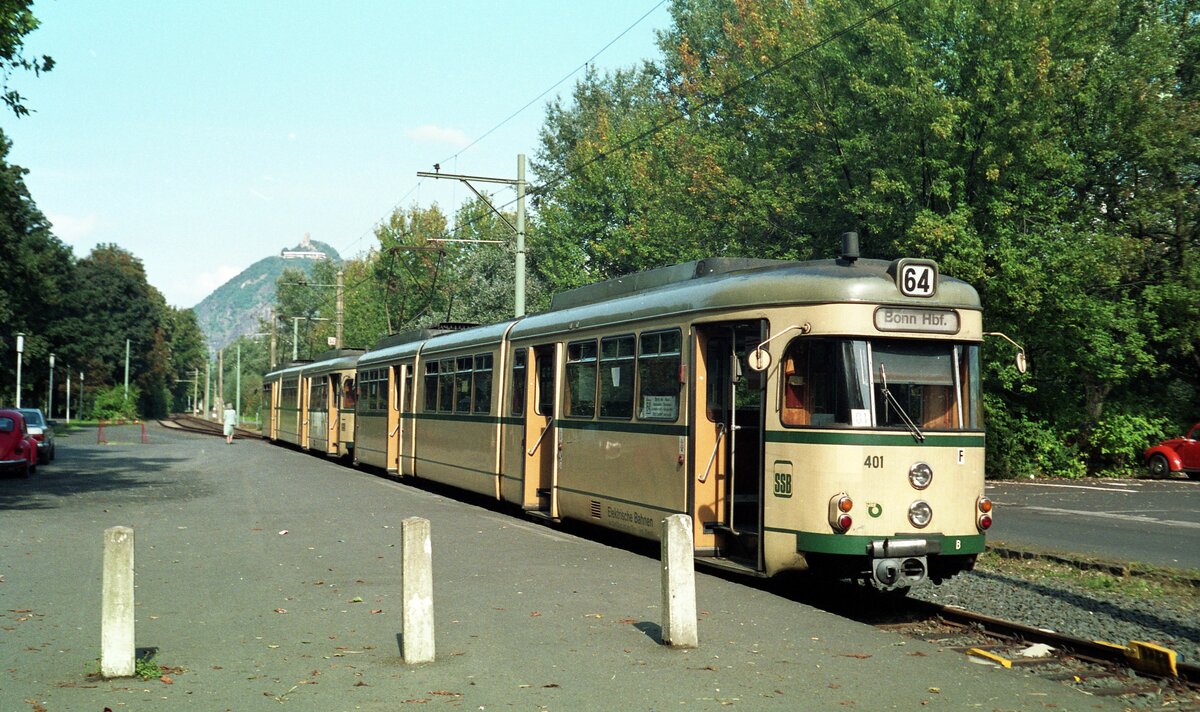 Siebengebirgsbahn__GT8-Zug mit Tw 401 [DUEWAG 1960; 1995 >Sofia], seit diesem Jahr als Linie 64 (zuvor'H'), an der Endstation Bad Honnef. Im Hintergrund der Drachenfels.__26-09-1987 