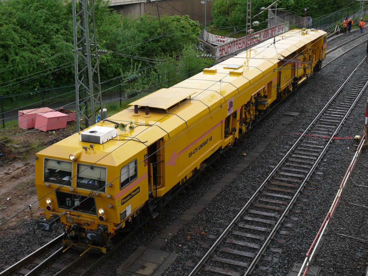 Siegen, 06. Mai 2012, Unimat 08475/4S
Zyklisch arbeitende Einschwellen-Nivellier-, Hebe-, Richt- und Stopfmaschine f�r Gleise und Weichen mit 3-Strang-Hebung und 4-Strang-Stopfung