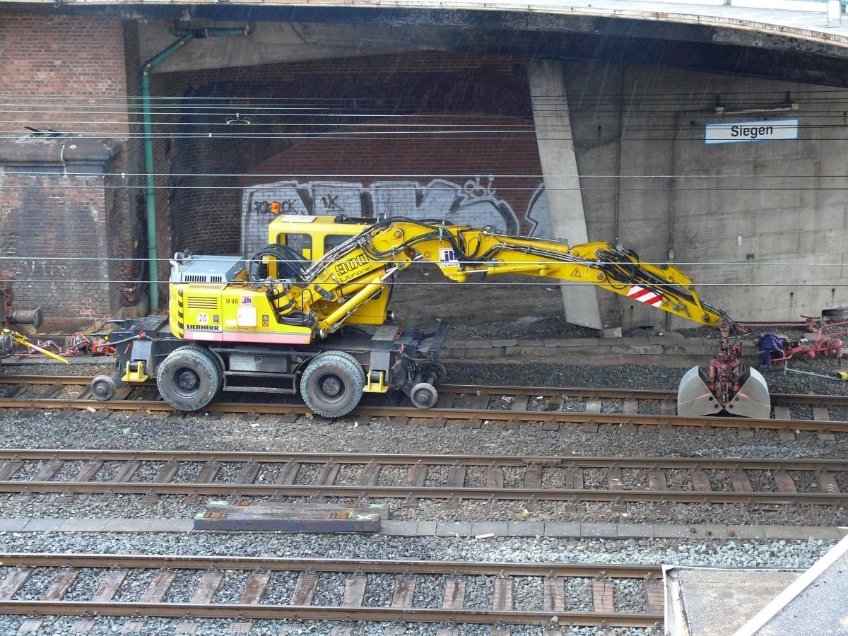 Siegen, 06. Mai 2012
Der Mobilbagger Liebherr 900 Litronic kann als Zweiwegegert wahlweise auf der Strae oder auf Eisenbahnschienen fahren