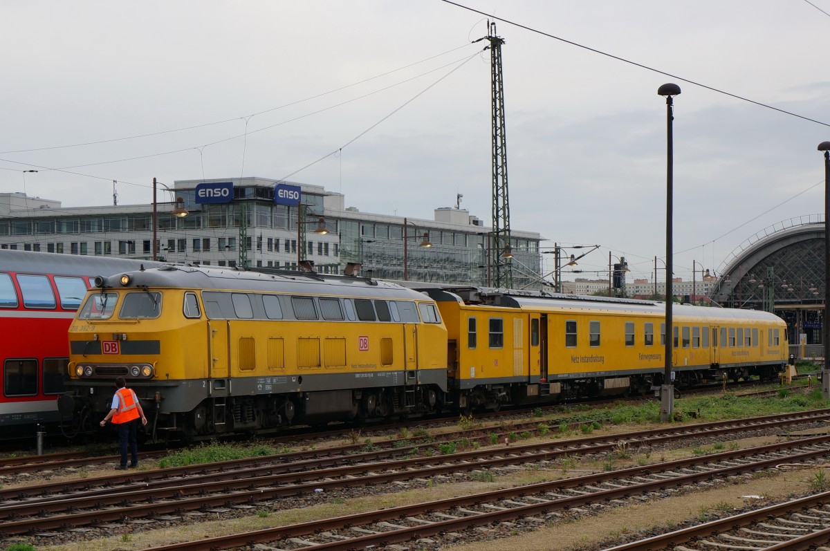 Sieht aus, als würde das Spitzensignal kontrolliert an DB 218 392 mit Schienenprüfzug 1 ( Netz-Instandhaltung und Fahrwegmessung ) ; Dresden Hbf. , 06.05.2015
