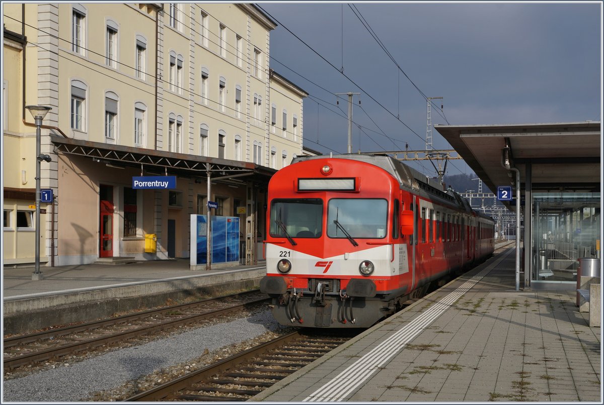 Sieht aus wie neu: der BLS / CJ RBDe 566 221 in Porrentruy vor dem schön gepflegten Bahnhofsgebäude.
Übrigens wird, zumindest auf Gleis 1 wird der Abfahrtsbefehl noch mit einer Kehle gegeben!

15. Dezember 2018