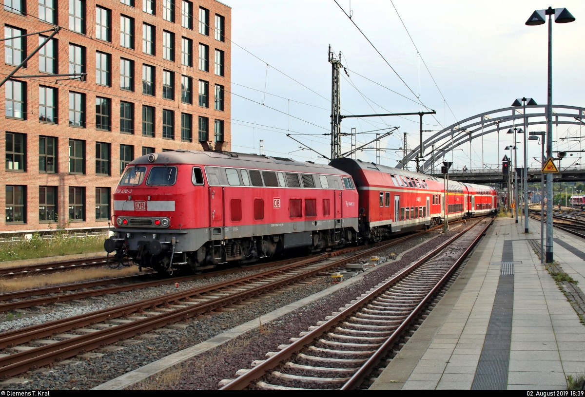 Sieht man auch nicht mehr alle Tage:
Nachschuss auf 218 470-3 von DB Regio Schleswig-Holstein (DB Regio Nord) als unbekannte Zugfahrt, die Kiel Hbf auf Gleis 1 Richtung Abstellgruppe verlässt.
[2.8.2019 | 18:39 Uhr]