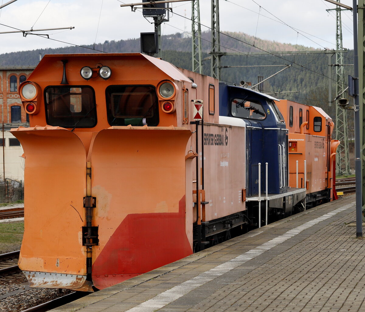 Sieht man eher selten, ein Schneepflug-Doppel, hier zum Unternehmen Erfurter Gleisbau GmbH gehörend , die Bezeichnung:  9980 9792 304-4 D EGB, im Bahnhof Saalfeld. 27.03.2026 14:39 Uhr.