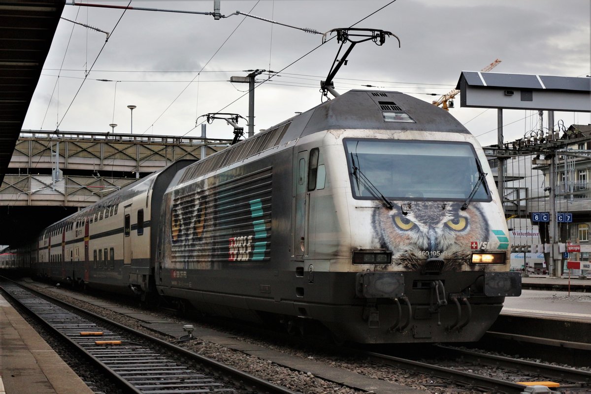 Sieht man nicht oft in Winterthur: Nicht die VSLF-Werbelok SBB Re 460 105-0 mit dem IC 8 aus Romanshorn nach Brig, sondern das fehlende rotes Schlusslicht und die beiden gehobenen Stromabnehmer. Vor der Abfahrt bekam die Lok rechtzeitig noch ihr nötiges rotes Schlusslicht zurück und bald war auch der hinterer Stromabnehmer wieder unten.
Winterthur HB, den 6. Januar 2018 