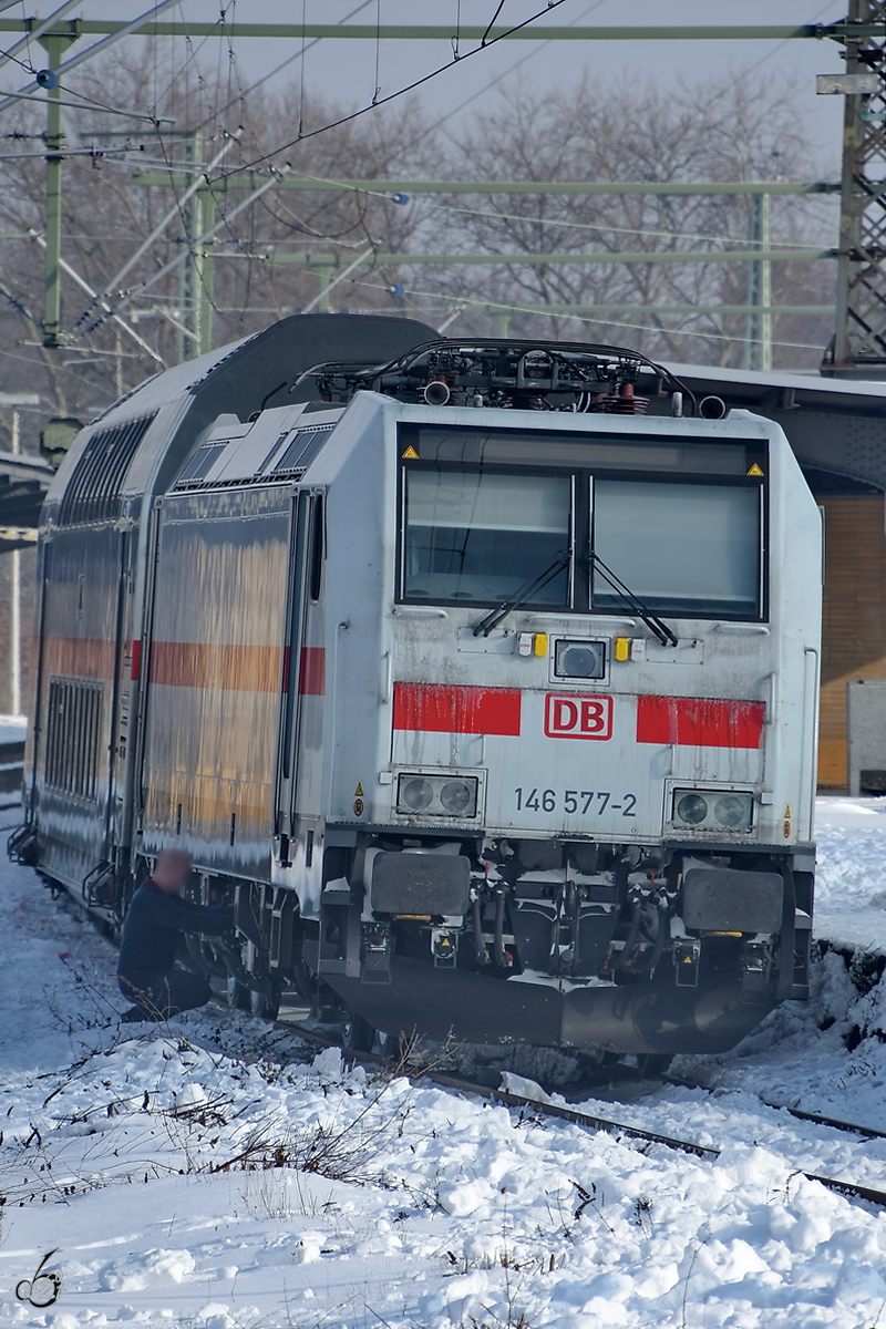 Sieht nach einem Problemchen aus. Der Stromabnehmer wurde abgesenkt und der Lokführer hat augenscheinlich etwas überprüfen müssen. (146 577-2 mit IC2-Zug, Wanne-Eickel, Februar 2021)