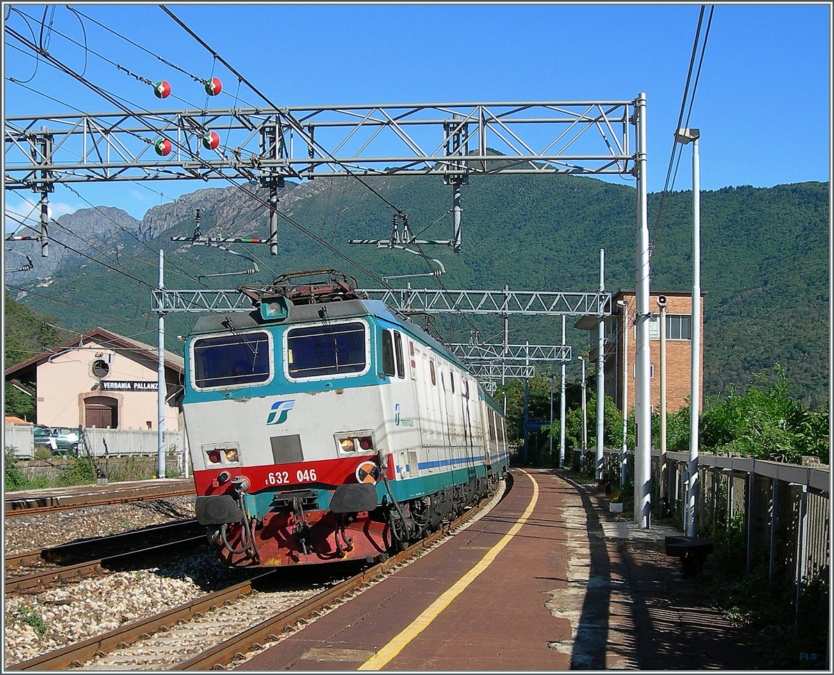 Sieht schneller aus als es ist: die FS E 632 046 erreicht mit ihrem IR den  Zwischenhalt Verbania-Palanza.
30. Aug. 2006