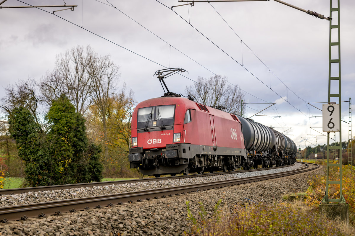 Siemens 1116-140 mit einer Ladung Kesselwagen richtung Stuttgart unterwegs. Aufgenommen am 13.11.18 in Gondelsheim 