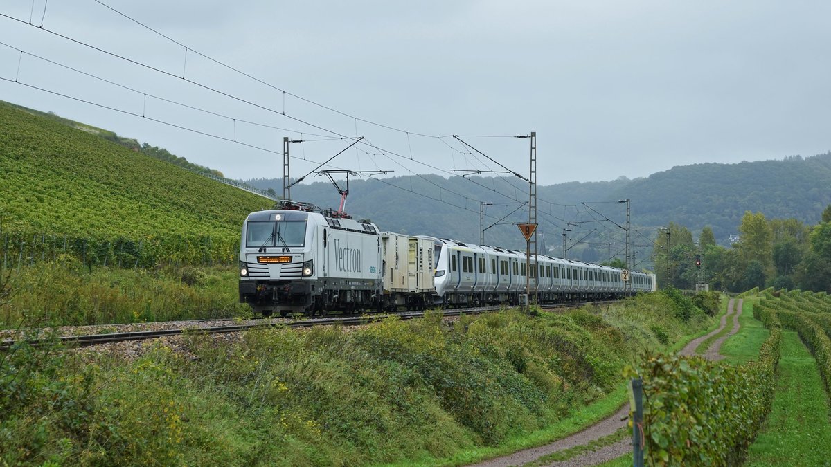 Siemens 192 961 schleppt für PCW einen Siemens-Desiro-City-Elektrotriebzug (Class 700) am 02.10.17 durch das wolkenverhangene Moseltal bei Pommern in Richtung Trier. Der Triebzug ist für das Thameslink-Netz des Betreibers Govia Thameslink Railways (GTR) im Großraum London bestimmt.