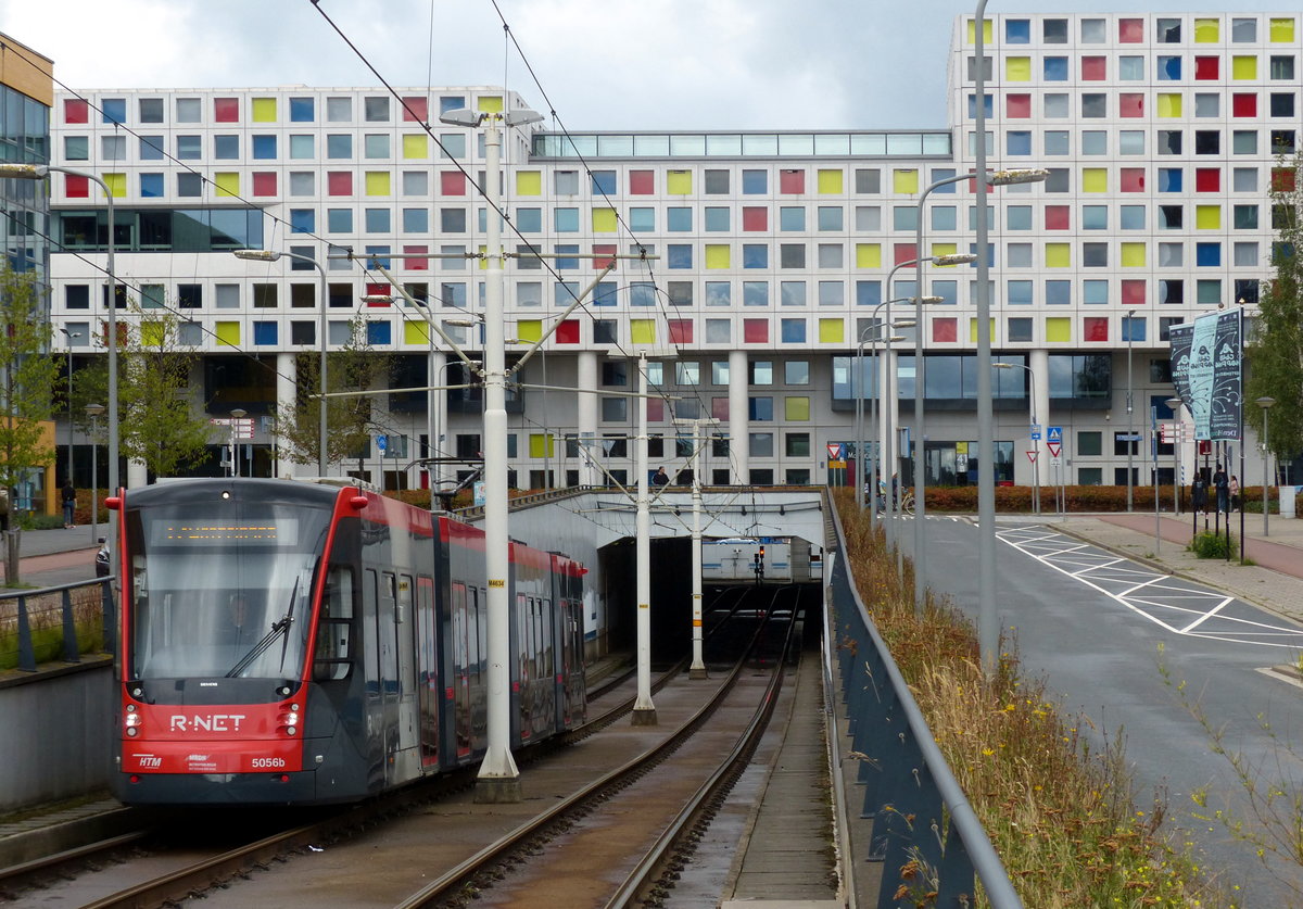 Siemens Avenio Fahrzeug 5056 vor einem interessanten Haus mit vielfarbigen Fenstern nahe dem Bahnhof Den Haag HS. 25.8.2018