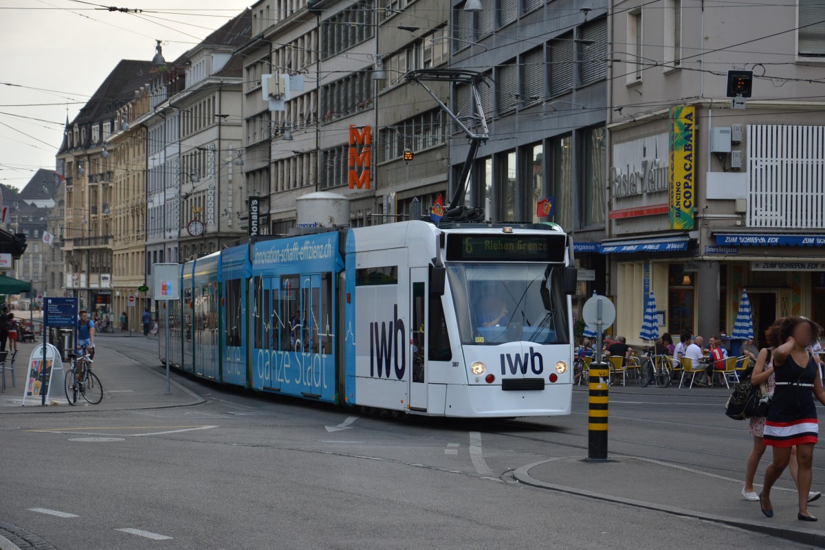 Siemens Combino  307  der BVB fährt am 07.06.2015 auf der Linie 6 zur Grenze Riehen. Aufgenommen am Claraplatz in Basel.