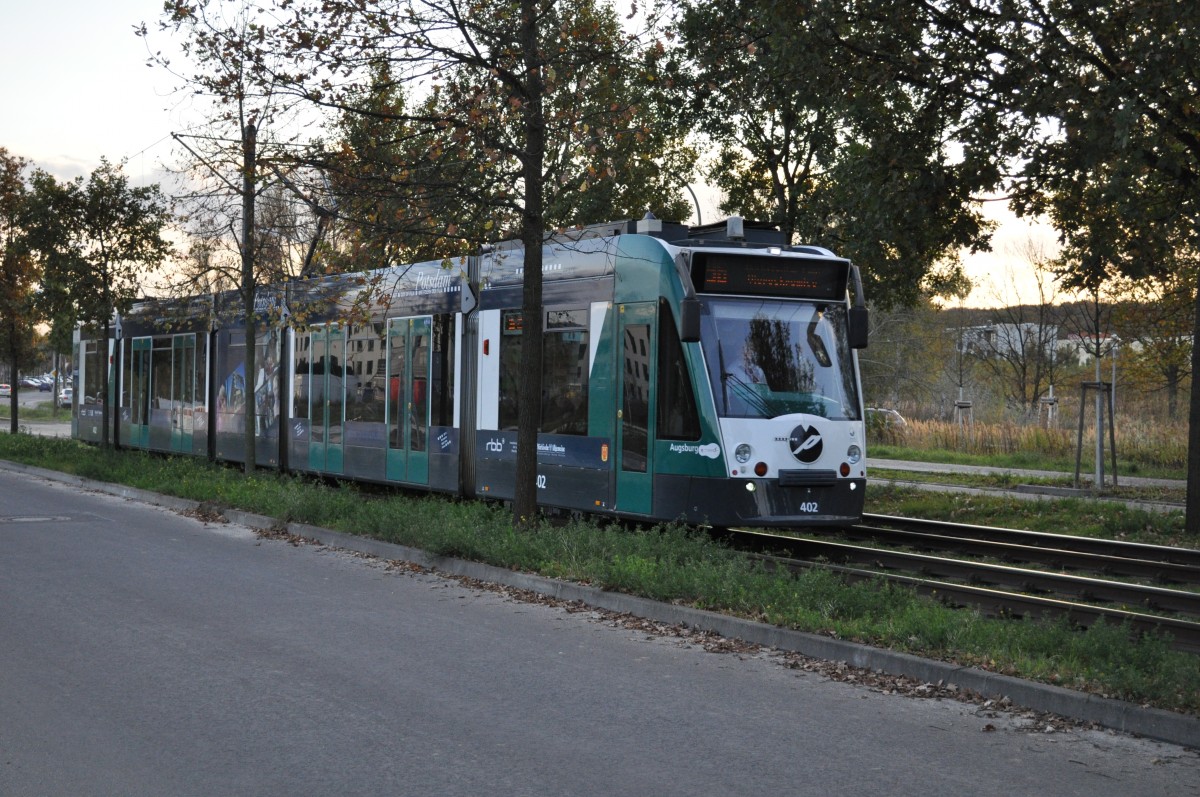 Siemens Combino  402 Augsburg  auf der Linie 96 Richtung Volkspark. Aufgenommen am 30.10.2013.
