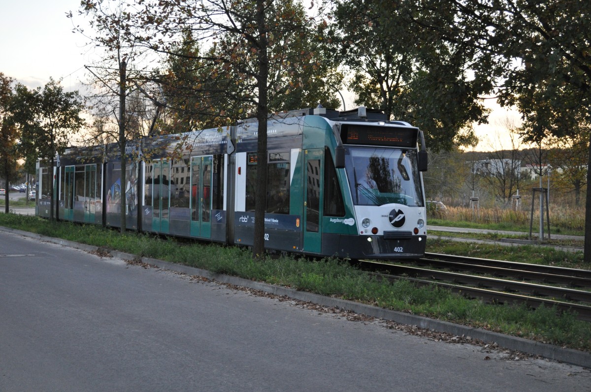 Siemens Combino  402 Augsburg  auf der Linie 96 Richtung Volkspark. Aufgenommen am 30.10.2013.
