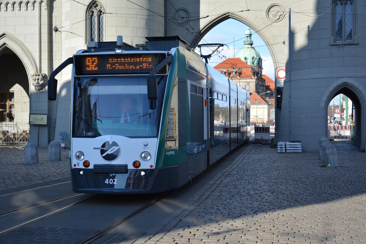 Siemens Combino 402  Augsburg  auf der Linie 92 bei der Durchfahrt Neuener Tor. 16.02.2014.