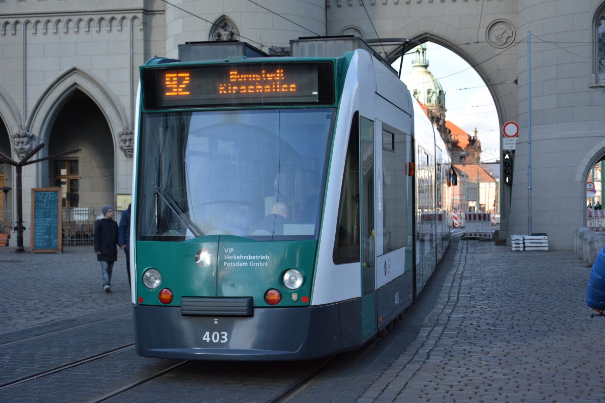 Siemens Combino 403 auf der Linie 92 bei der Durchfahrt Nauener Tor. 16.02.2014.