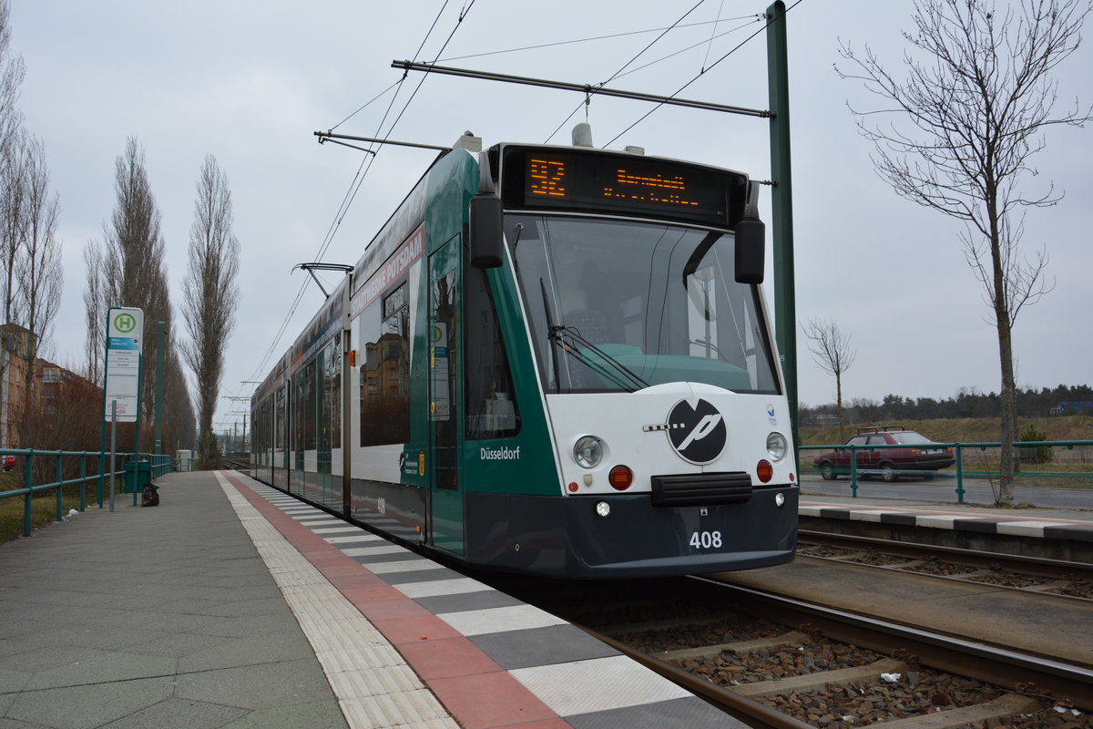 Siemens Combino  408 Düsseldorf  an der Haltestelle Potsdam Marie-Juchacz-Straße. Aufgenommen am 13.03.2016.
