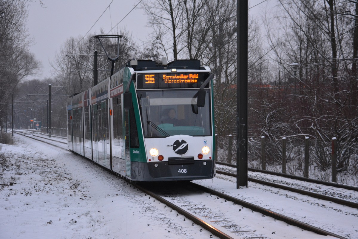 Siemens Combino  408 Düsseldorf  auf der Linie 96 zum Bornstedter Feld in Potsdam. Aufgenommen am 22.01.2014.