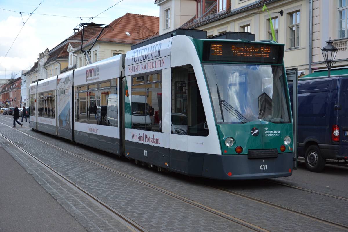 Siemens Combino 411 auf der Linie 96 unterwegs. Aufgenommen am 16.02.2014 Brandenburger Strasse.