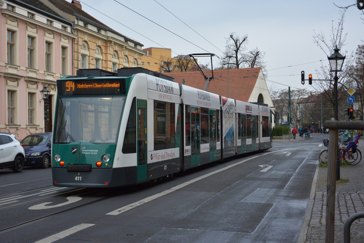 Siemens Combino  411  fährt am 16.12.2014 auf der Linie 94 zum Schloss Charlottenhof. Aufgenommen am Luisenplatz.
