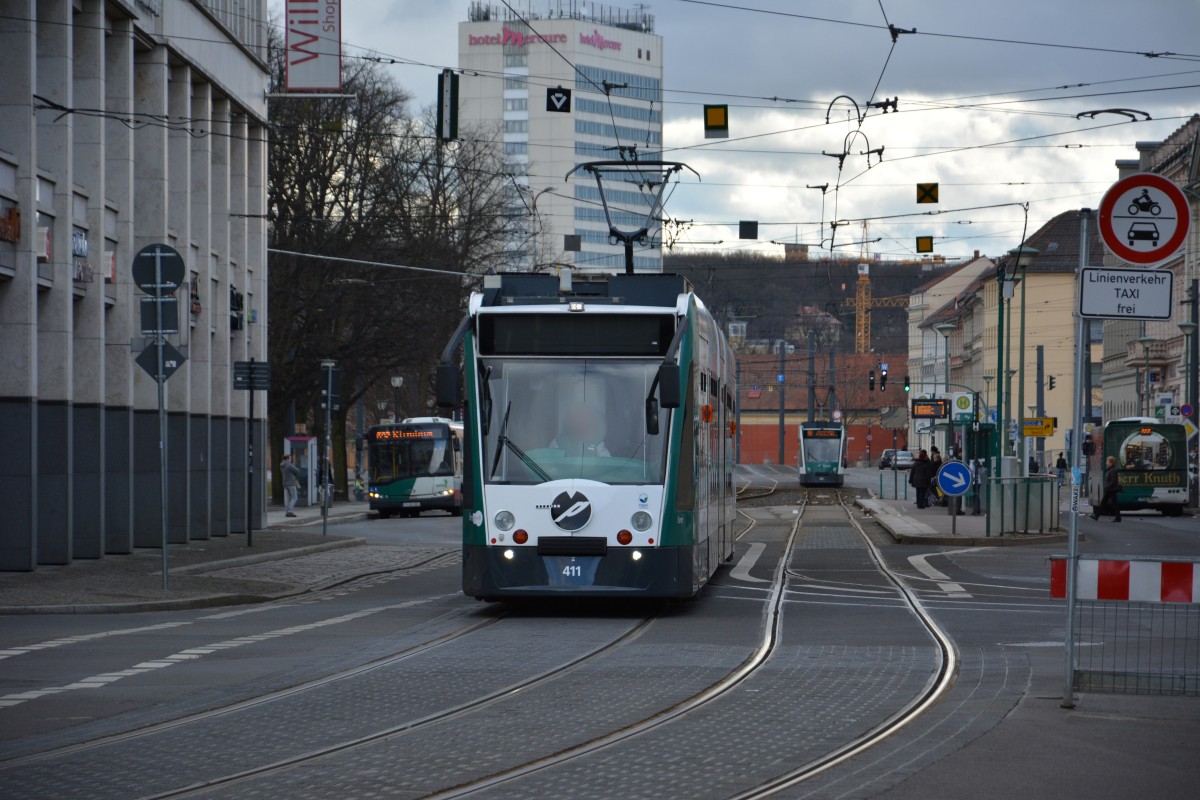 Siemens Combino 411 in Potsdam Platz der Einheit. Aufgenommen am 16.02.2014. 