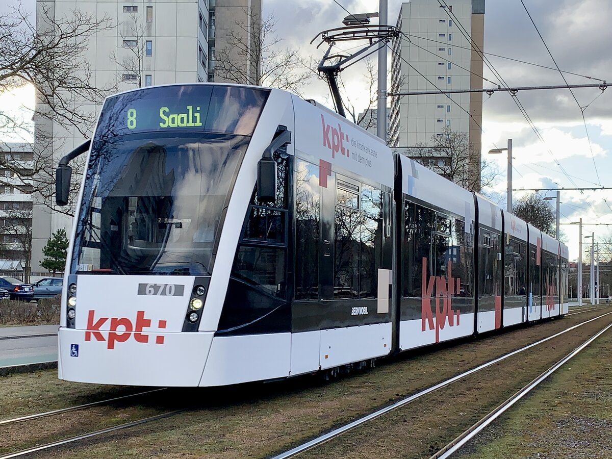 Siemens Combino 670 von BERNMOBIL mit erneuerter kpt Versicheruns Vollwerbung am 23.2.22 vor der Haltestelle Bern Tscharnergut.