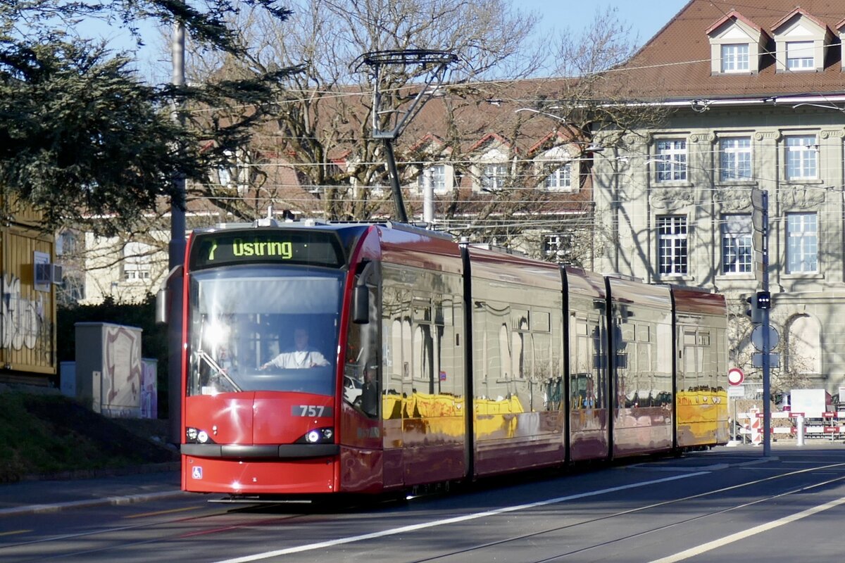 Siemens Combino 757 von BERNMOBIL am 26.2.22 in der Kornhausstrasse in Bern.