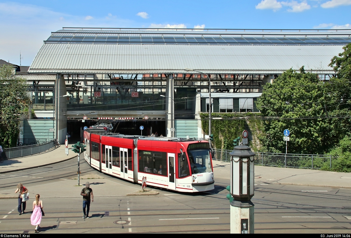Siemens Combino Advanced, Wagen 628 und Wagen 7??, der Erfurter Verkehrsbetriebe AG (SWE EVAG) als Linie 3 von Europaplatz nach Urbicher Kreuz verlassen die Haltestelle Hauptbahnhof.
Aufgenommen von der Eingangstreppe zum Stadtpark.
[3.6.2019 | 14:06 Uhr]