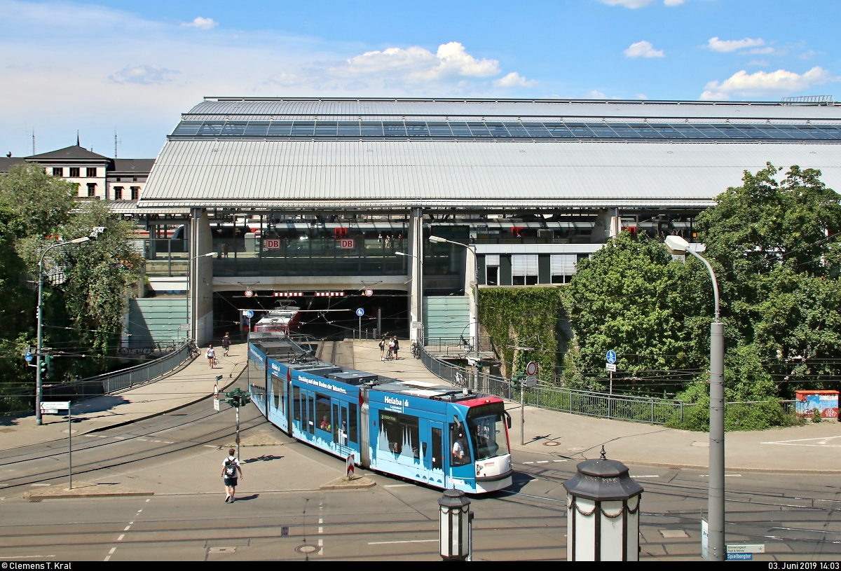 Siemens Combino Advanced, Wagen 639 mit Werbung für die Helaba Landesbank Hessen-Thüringen und Wagen 7??, der Erfurter Verkehrsbetriebe AG (SWE EVAG) als verspätete Linie 3 von Europaplatz nach Urbicher Kreuz verlassen die Haltestelle Hauptbahnhof.
Aufgenommen von der Eingangstreppe zum Stadtpark.
[3.6.2019 | 14:03 Uhr]