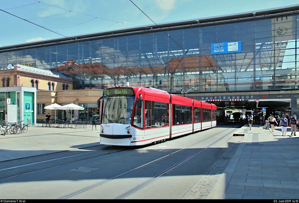 Siemens Combino Advanced, Wagen 654, der Erfurter Verkehrsbetriebe AG (SWE EVAG) als Linie 6 von und nach Rieth Gleis 3 verlässt die Haltestelle Hauptbahnhof.
[3.6.2019 | 14:10 Uhr]