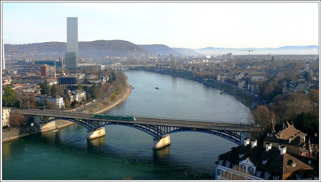 Siemens Combino auf der Wettsteinbrücke über den Rhein in Basel. Fotografiert vom Münsterturm. (12.12.2015)