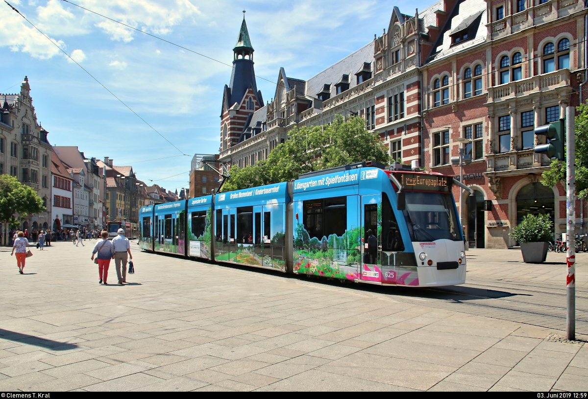 Siemens Combino Basic, Wagen 625 mit Werbung für den egapark Erfurt, der Erfurter Verkehrsbetriebe AG (SWE EVAG) als Linie 1 von Thüringenhalle nach Europaplatz verlässt die Haltestelle Anger Gleis 1.
[3.6.2019 | 12:59 Uhr]